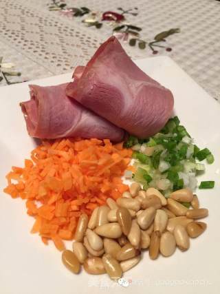 松仁蛋饭的做法步骤：1