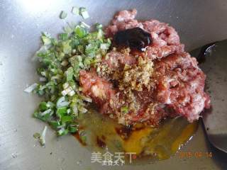 发面猪肉包子小笼包的做法步骤：2