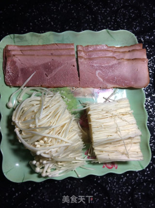 荷美尔培根美味大不同----培根金针菇卷的做法步骤：2