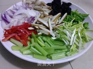简单美味传统名菜经典之：三河小炒（又名 七彩小炒）的做法步骤：1