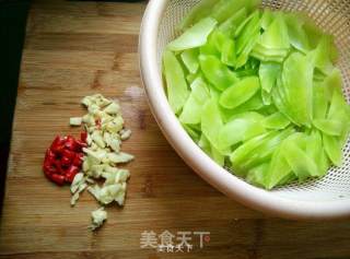 清炒酒糟莴笋的做法步骤：1