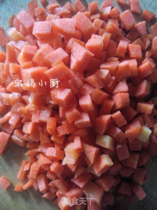 肉末胡萝卜炒熏干的做法步骤：1