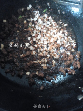 肉末胡萝卜炒熏干的做法步骤：5