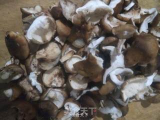 香菇爆翡翠（菠菜）的做法步骤：2