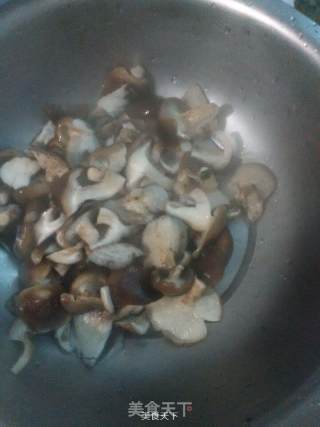 香菇爆翡翠（菠菜）的做法步骤：5