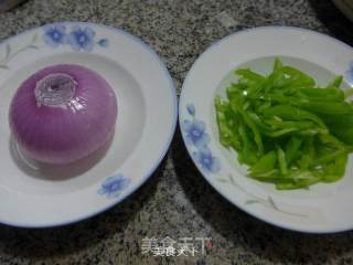 尖椒炒洋葱的做法步骤：1
