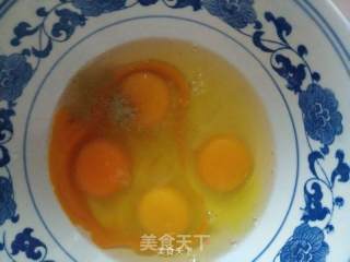 红花绿叶金心蕊~香葱西红柿炒鸡蛋的做法步骤：3
