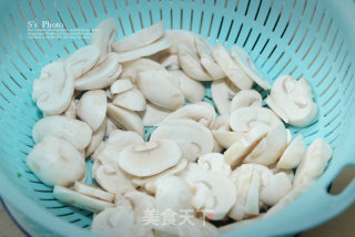 蚕豆季不可错过的美味之蚕豆蘑菇炒培根的做法步骤：2