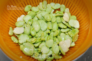 蚕豆季不可错过的美味之蚕豆蘑菇炒培根的做法步骤：3
