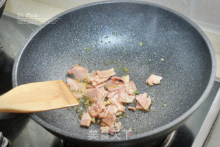 蚕豆季不可错过的美味之蚕豆蘑菇炒培根的做法步骤：4