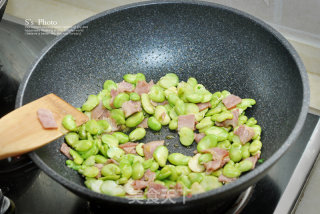 蚕豆季不可错过的美味之蚕豆蘑菇炒培根的做法步骤：5