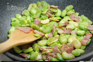 蚕豆季不可错过的美味之蚕豆蘑菇炒培根的做法步骤：6