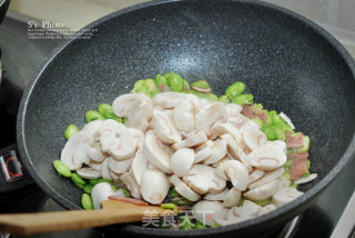 蚕豆季不可错过的美味之蚕豆蘑菇炒培根的做法步骤：7