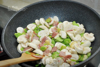 蚕豆季不可错过的美味之蚕豆蘑菇炒培根的做法步骤：8