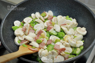 蚕豆季不可错过的美味之蚕豆蘑菇炒培根的做法步骤：9