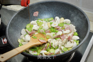 蚕豆季不可错过的美味之蚕豆蘑菇炒培根的做法步骤：10
