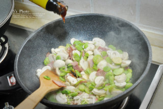 蚕豆季不可错过的美味之蚕豆蘑菇炒培根的做法步骤：11