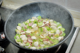 蚕豆季不可错过的美味之蚕豆蘑菇炒培根的做法步骤：12