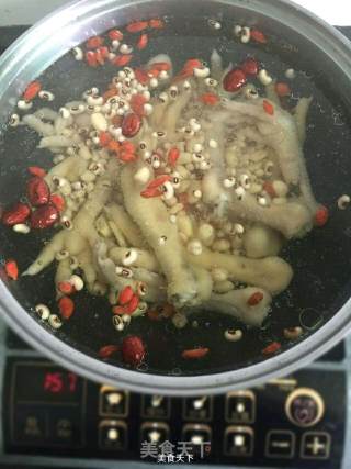 鸡脚眉豆花生汤的做法步骤：3