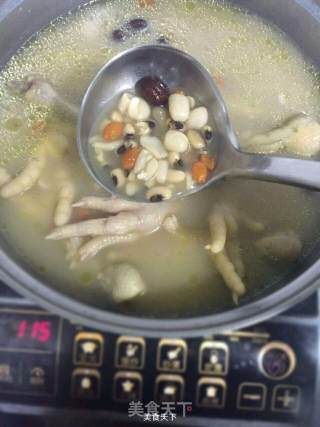 鸡脚眉豆花生汤的做法步骤：5