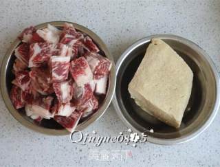 牛肉炖冻豆腐的做法步骤：1