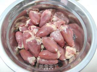 泡姜炒鸡心的做法步骤：1