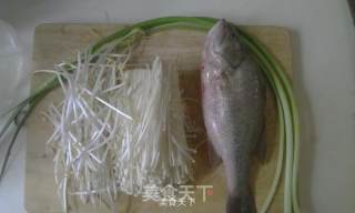 香辣烤鲈鱼的做法步骤：1