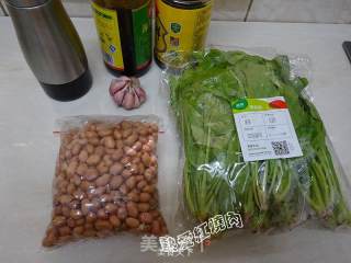 菠菜花生仁儿的做法步骤：1