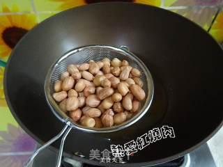 菠菜花生仁儿的做法步骤：2
