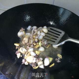 韭菜炒墨鱼仔的做法步骤：2