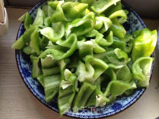 青椒炒肉的做法步骤：1