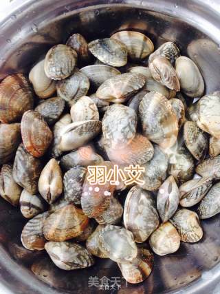 小艾的美食厨房之--辣炒花蛤的做法步骤：2