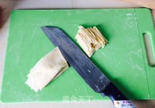 手擀鸡蛋面的做法步骤：2