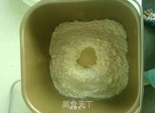豆沙毛毛虫面包的做法步骤：2