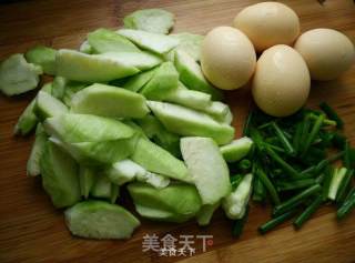丝瓜煎荷包蛋的做法步骤：1