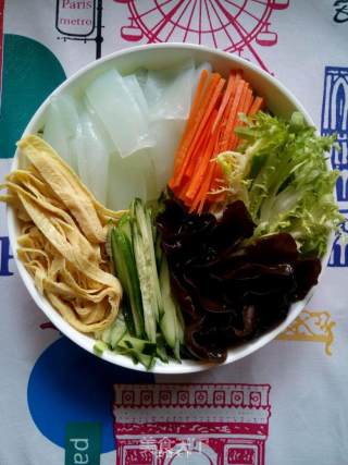 蔬菜拌凉皮的做法步骤：1