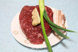 【自制手打牛肉丸】：鲜美Q嫩的肉丸怎么做的做法步骤：1