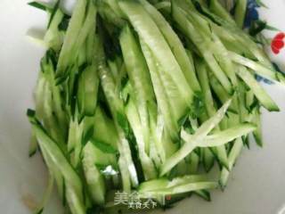 珍珠炖翡翠~大米粥黄瓜粥的做法步骤：3