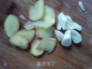养颜补气靓汤之: 鲫鱼鲜笋豆腐汤的做法步骤：1