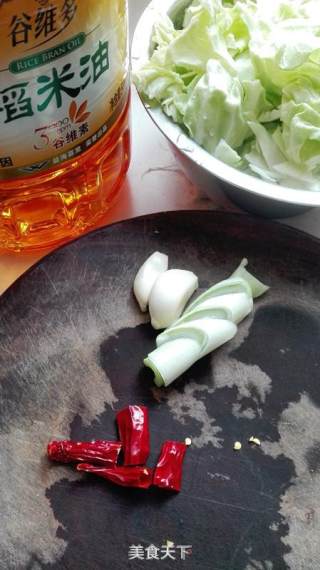 手撕包菜的做法步骤：1