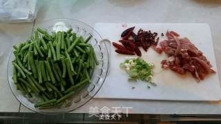 干煸豇豆的做法步骤：1