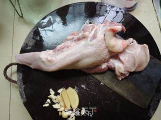 酸梅蒸猪舌的做法步骤：1