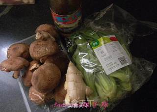 香菇扒油菜的做法步骤：1