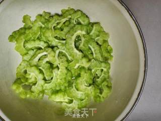 苦瓜炒肉的做法步骤：1
