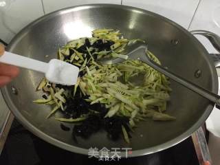 春笋黑木耳炒肉丝的做法步骤：5