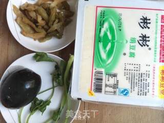 凉拌皮蛋豆腐的做法步骤：1