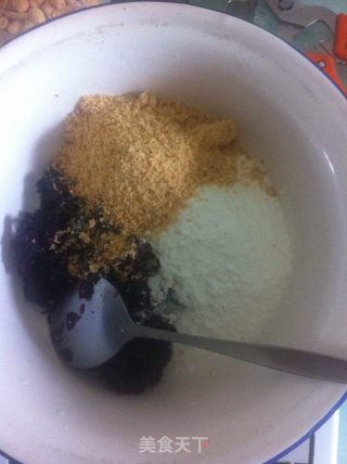 鲜花饼的做法步骤：1