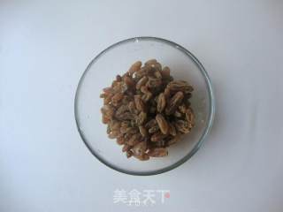 核桃葡萄干软欧包的做法步骤：2