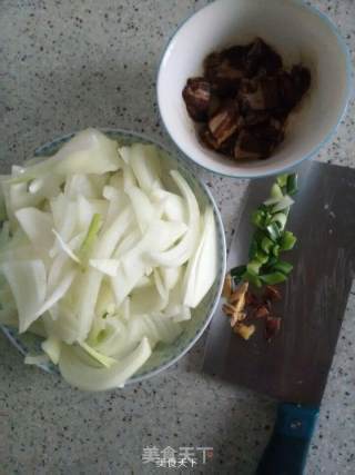 洋葱爆肉片的做法步骤：1