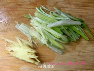 豉油蒸鲈鱼的做法步骤：2